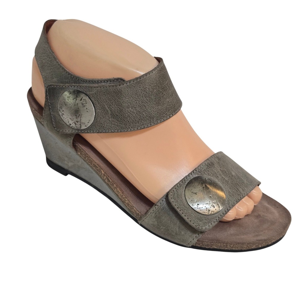 Taos Carousel 2 Wedge Sandals Womens 7-7.5 EU 38 Gray Leather Medallion Strappy